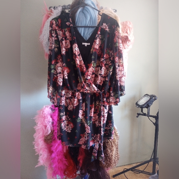 3 CUTE SUMMER OR SPRINGTIME OUTFITS SIZE XL (5-74) - Picture 4 of 6